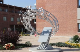 ساعت‌نمای آفتابی پارک فناوری پردیس، نمادی از ترکیب سنت و فناوری